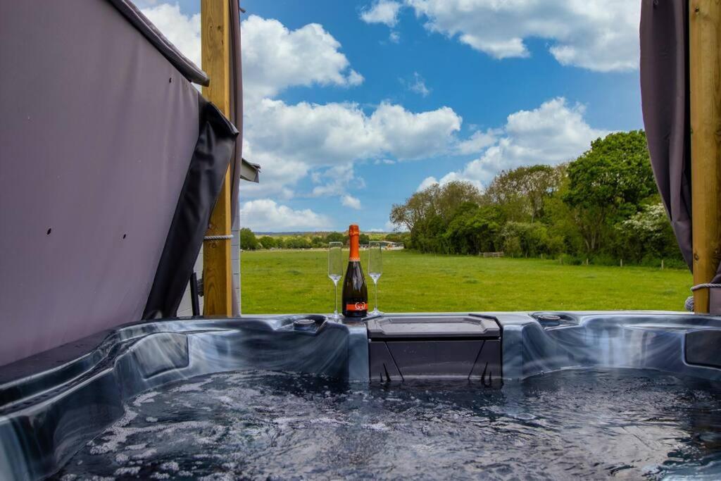 ארונדל Choller Lake Lodges - Primrose Cabin With Private Hot Tub מראה חיצוני תמונה
